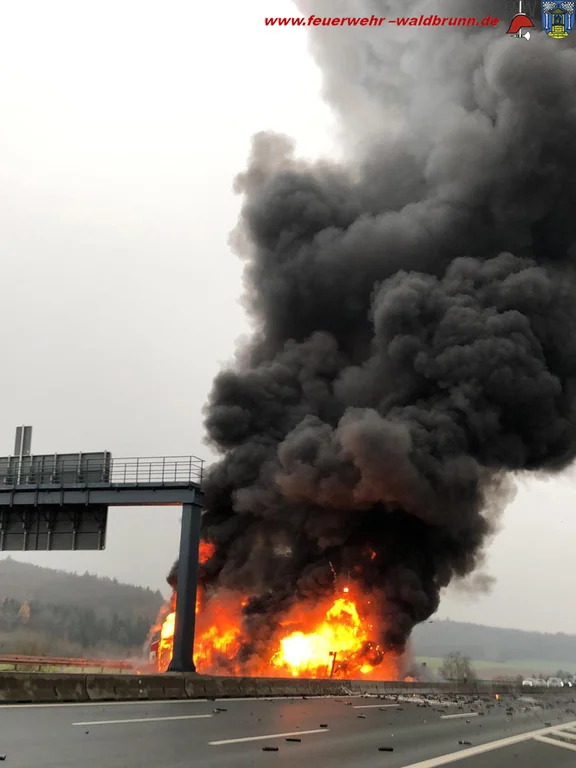 Brand LKW - Personen in Gefahr, A3 Richtung Würzburg, 12.12.2020