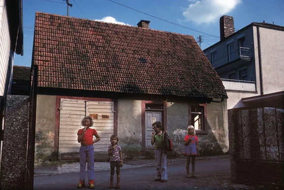 Bild: Altes Feuerwehrhaus und gleichzeitiges Armenhaus neben dem Gasthof "Fuchs". Dieses Bild entstand 1975 kurz vor dem Abriss.