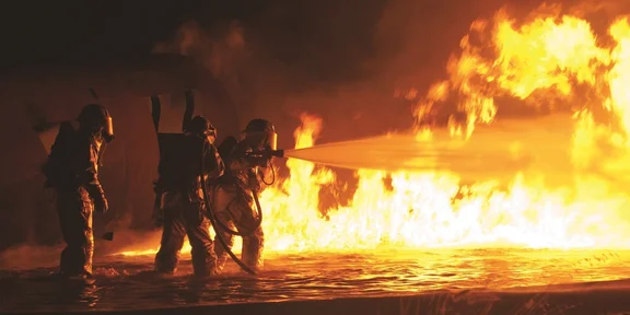 banner-feuerwehrmann-feuerhintergrund.jpg